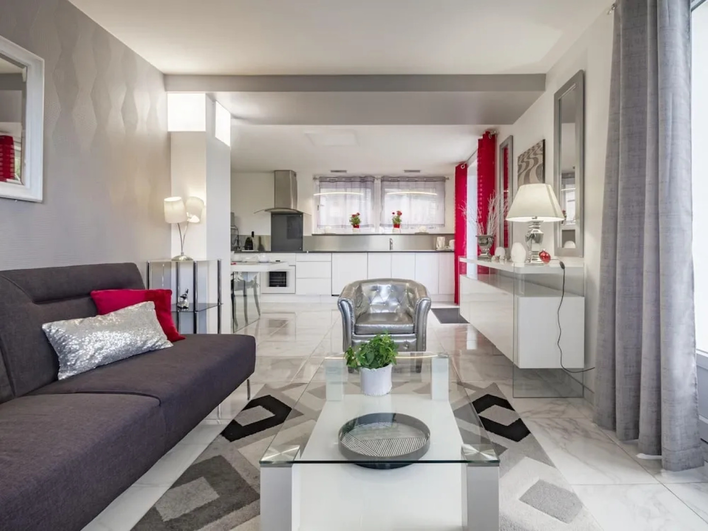 Panoramic White House Suite in Tulle