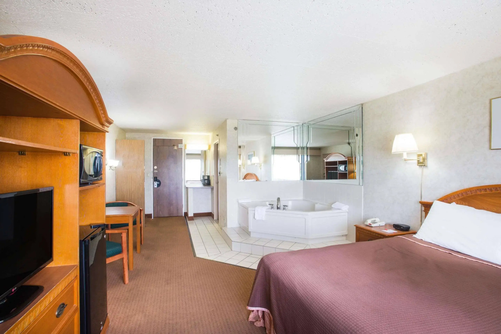 Howard Johnson Closest to the Falls and Casino