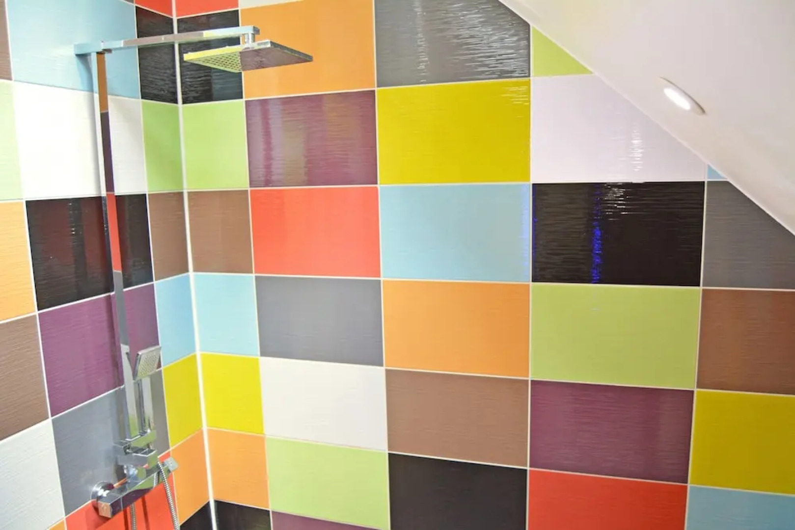 Pet-friendly lakeside house on Spring Lake in the Cotswold Water Park