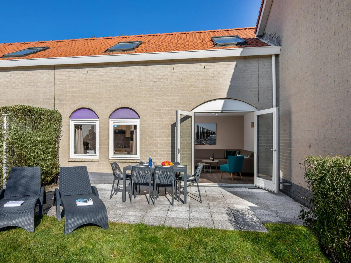 Restyled Bungalow With 2 Bathrooms, Near the Beach