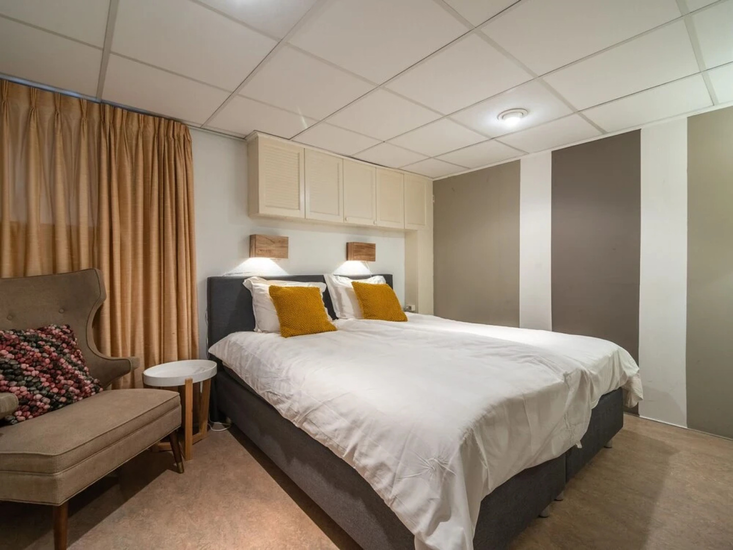 Detached villa with enclosed wooded garden with lawn, jacuzzi and infrared sauna