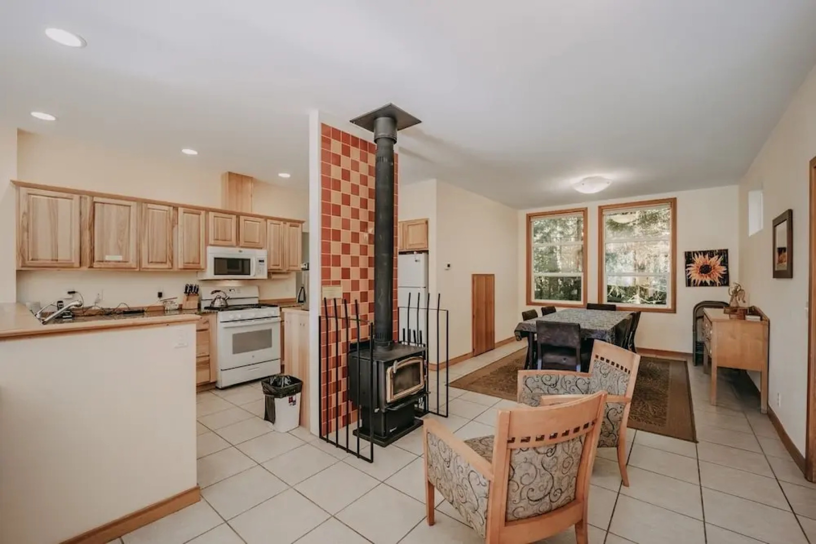 70mbr- Hot Tub - Bbq - Wi-fi - Pets Ok - Sleeps 8 3 Bedroom Home by RedAwning