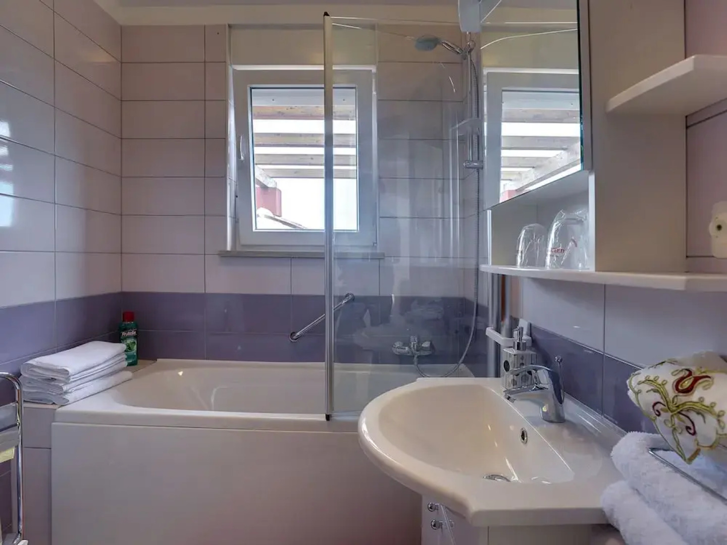 Modern Holiday Home With Pool in Bratulici