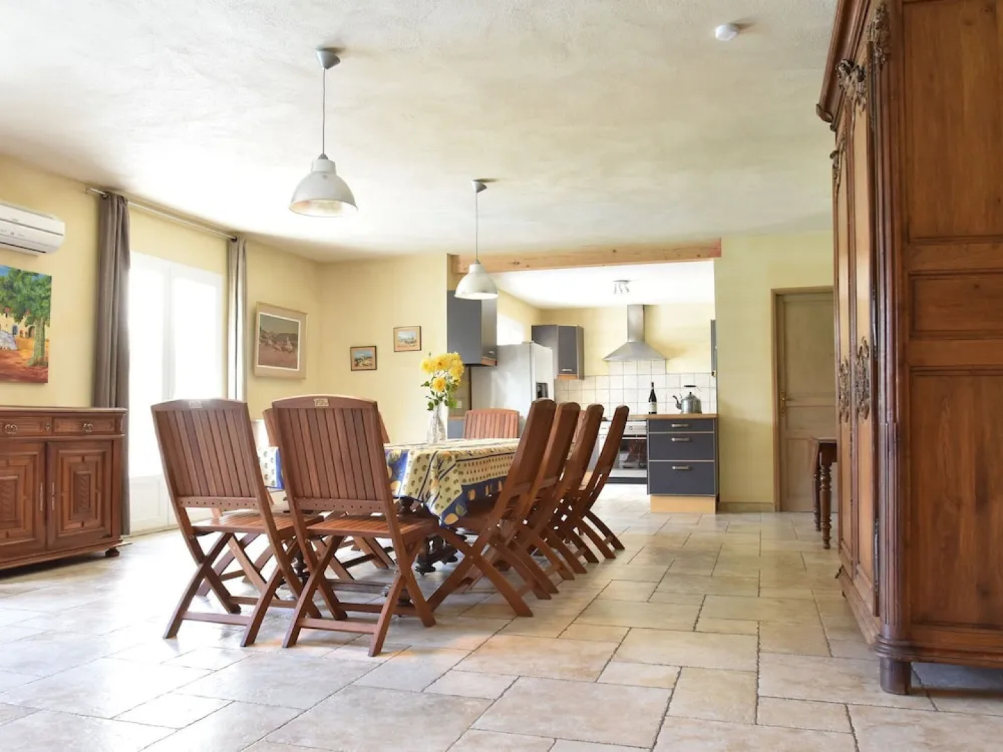 Spacious Villa in Vaison-la-Romaine with Swimming Pool