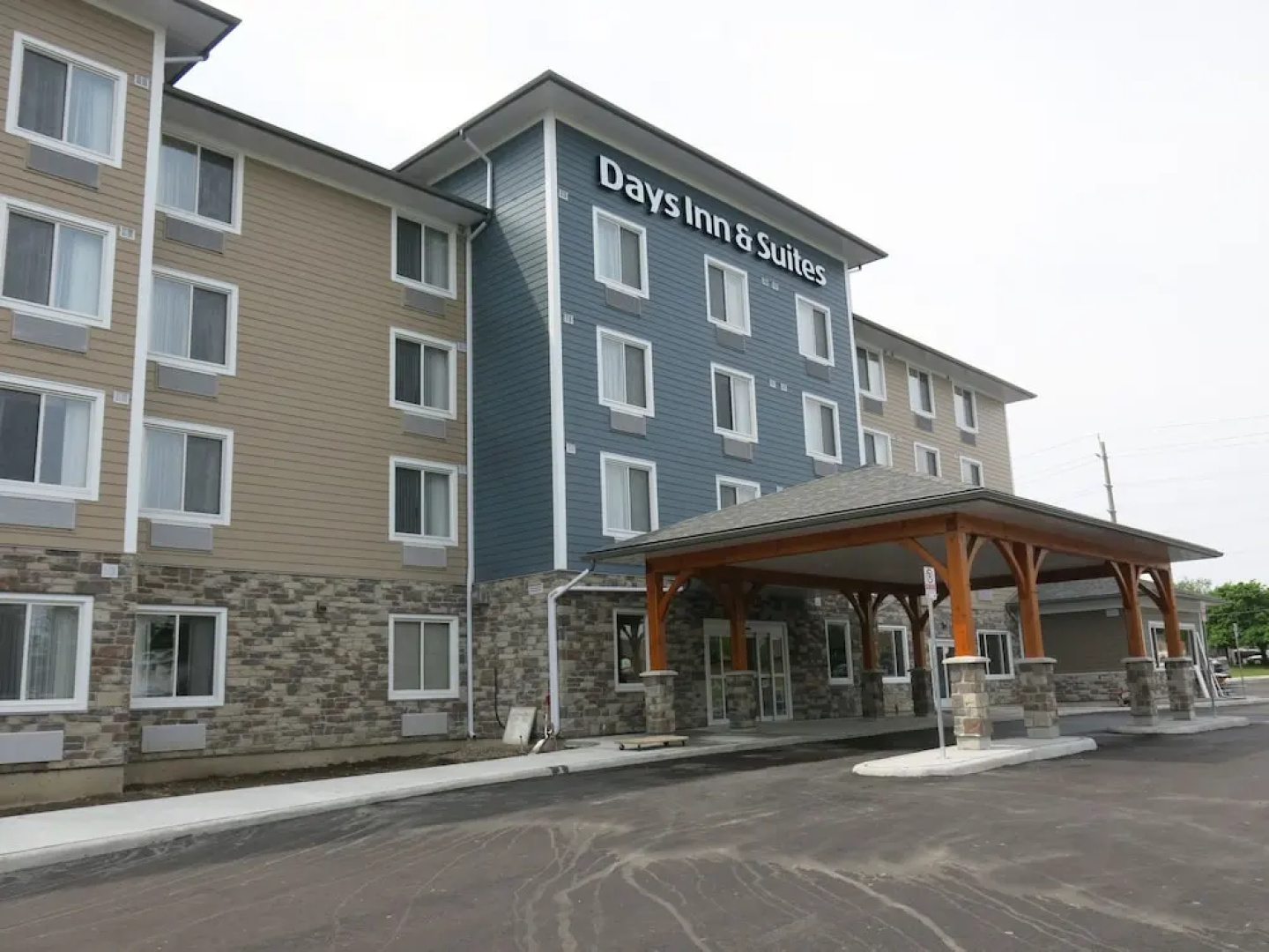 Days Inn and Suites Lindsay