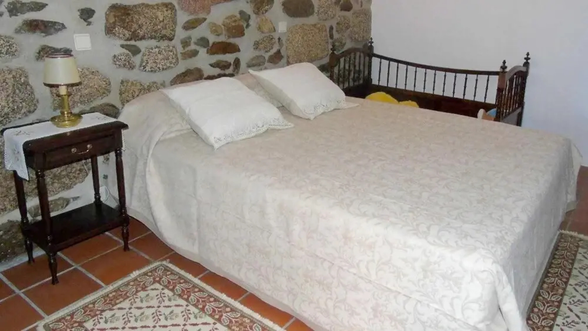 House With 3 Bedrooms in Molares , With Shared Pool, Furnished Garden and Wifi