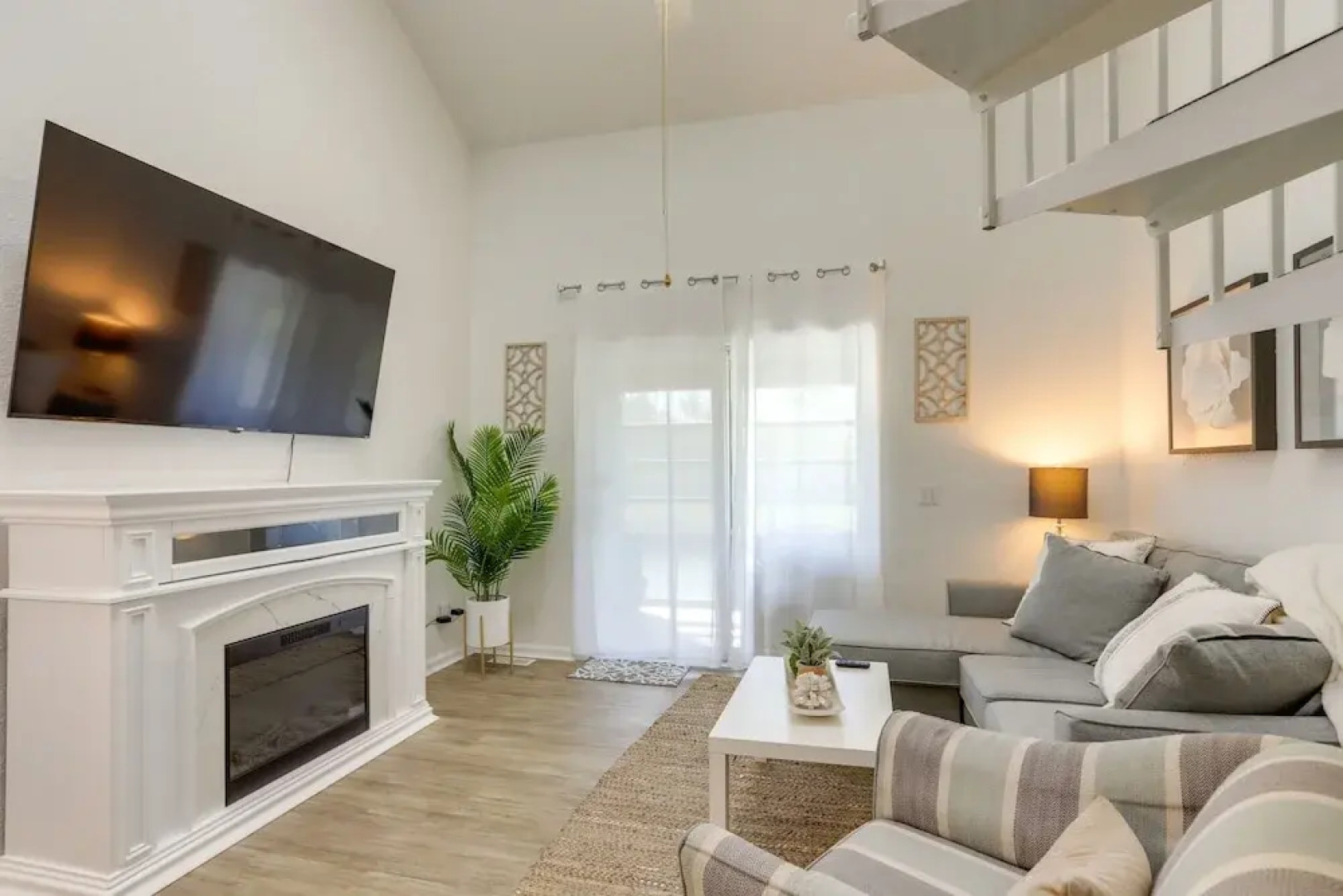 Charming Condo on Lake Erie w/ Community Pool