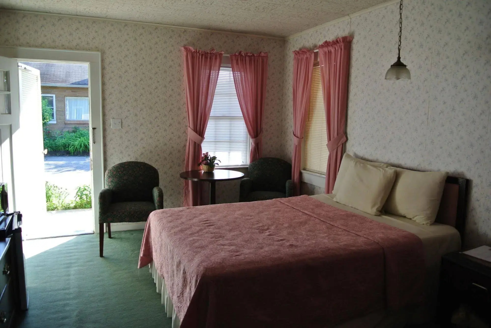 RoseWood Inn