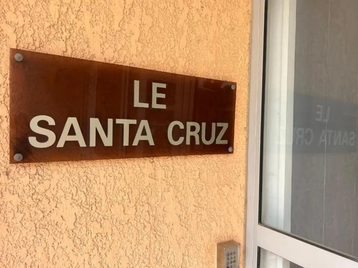 5 personnes les pieds dans l'eau à Santa-Cruz