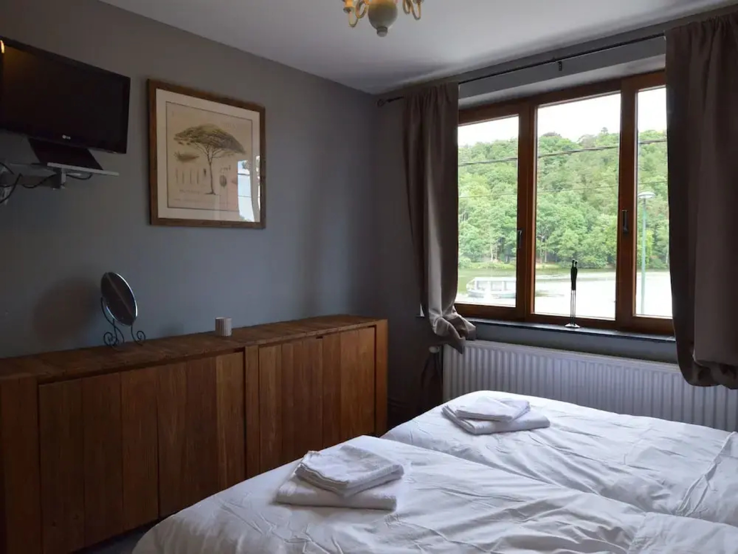Fantastic House Lake Front, Pedalo Boats, Close to Spa
