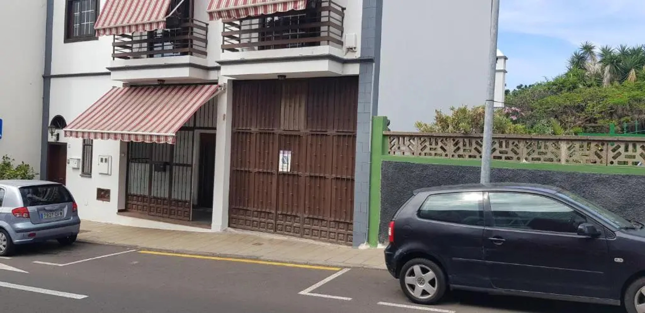 Valle, montañas y mar cristalino