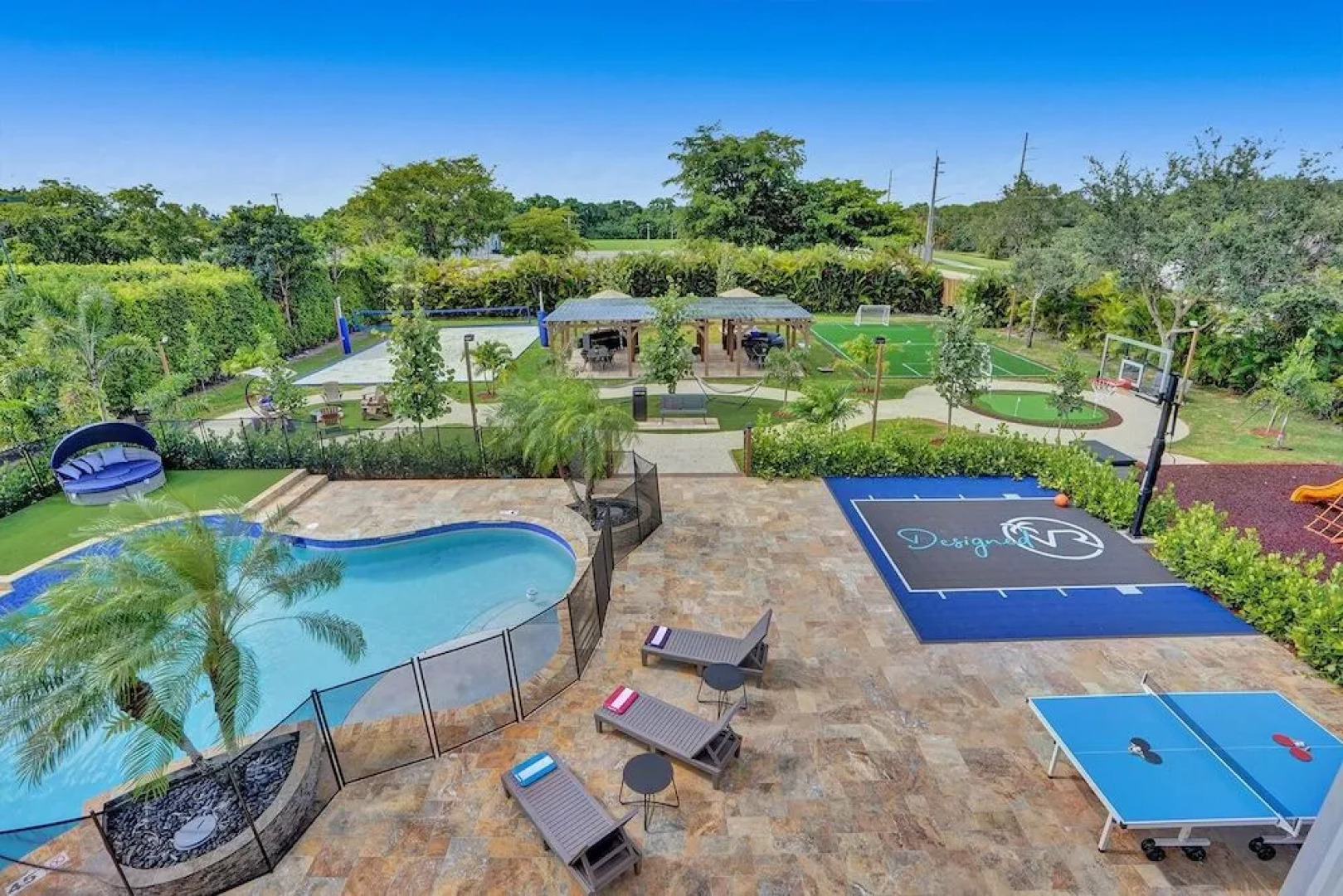 Lavish 8 Br Estate with Pool & Courts