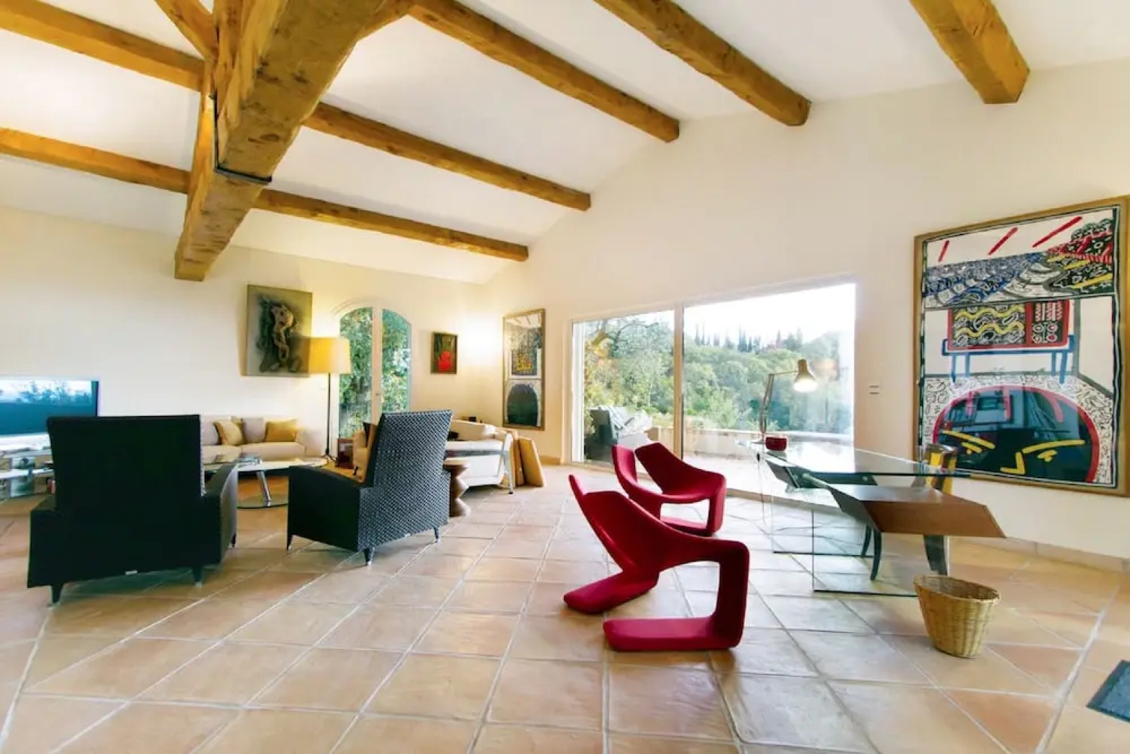 A Luxurious, 5-bedroom Villa in Vence With a Swimming Pool and Spaciou