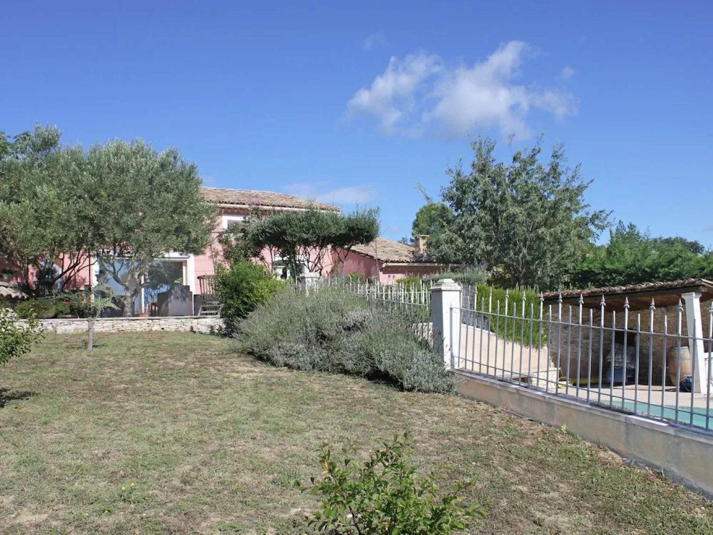 Provencal Villa With Private Pool and Beautiful View on the Vineyards