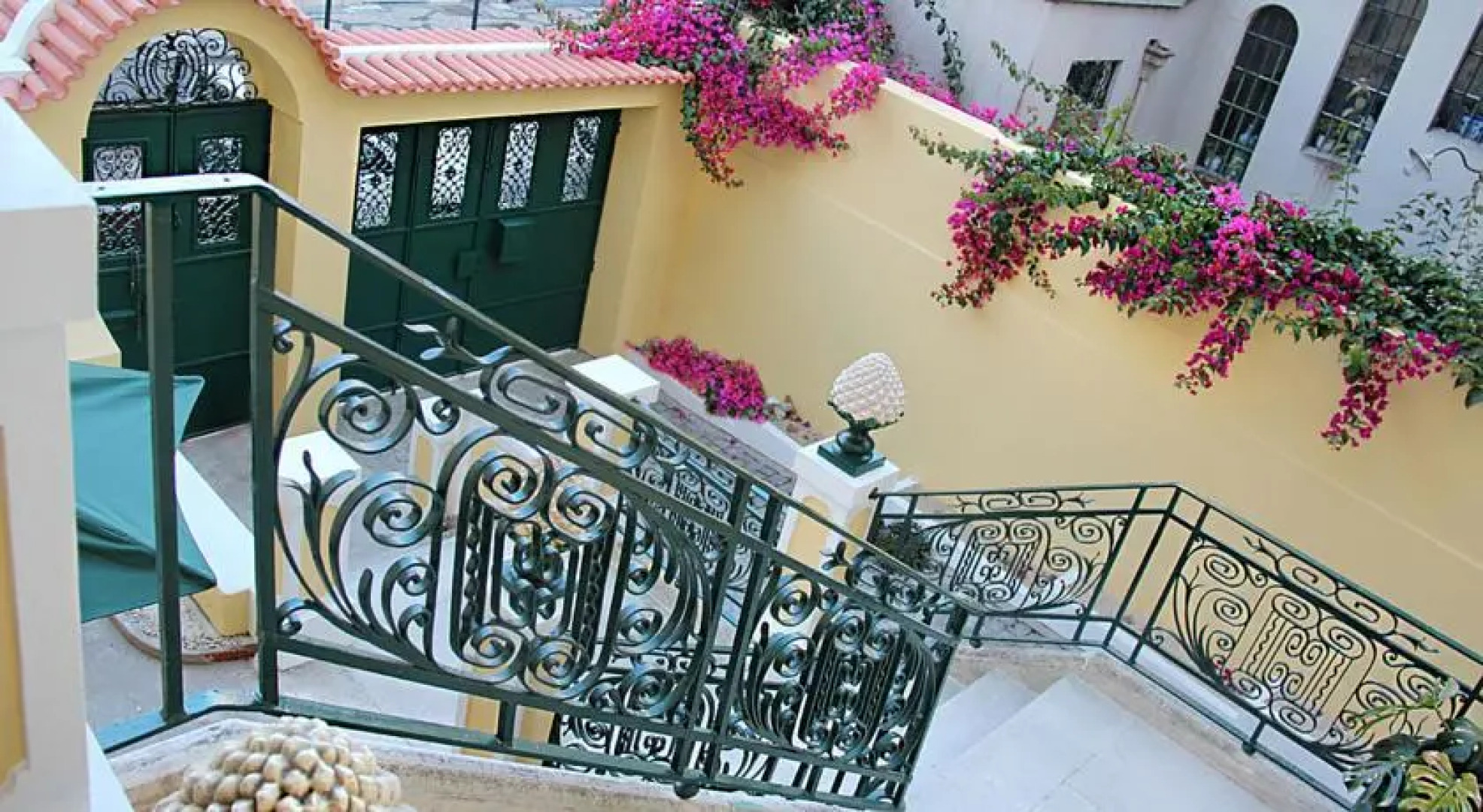 OC Salon Charm Hostel & Suites