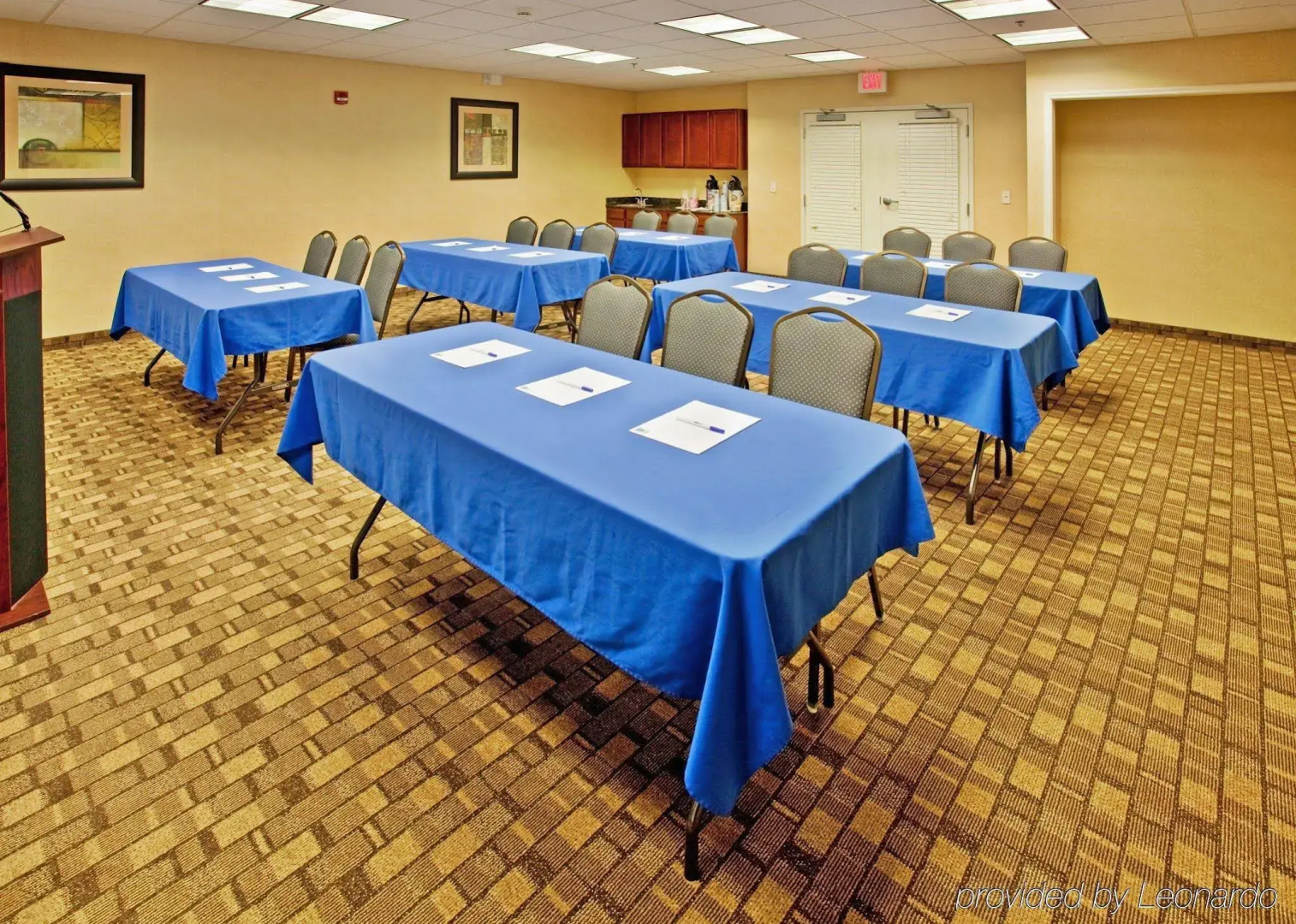 Holiday Inn Express & Suites Wichita Airport by IHG