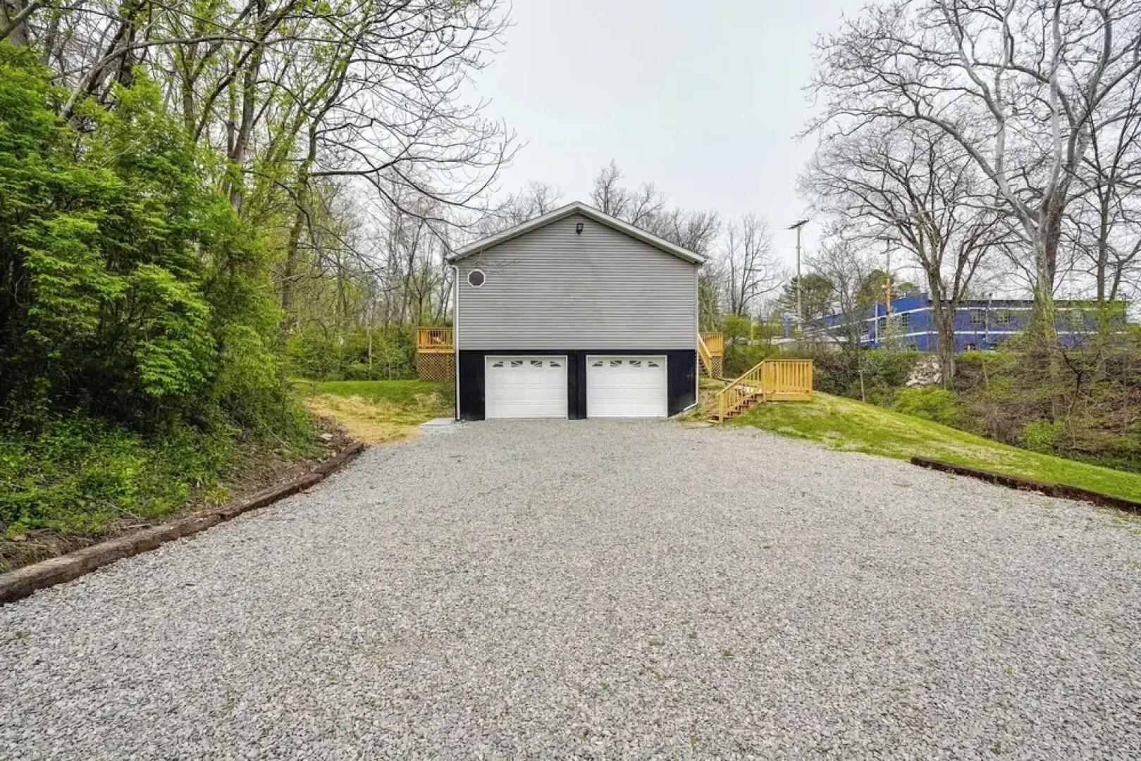 Serene Zanesville Getaway: Hot Tub, 2 Decks!