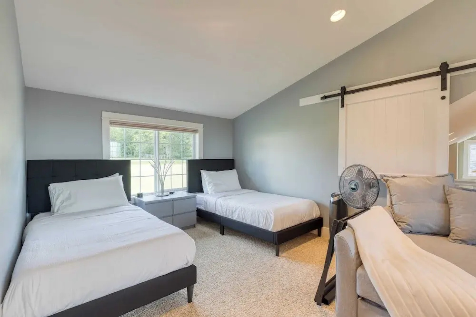 Sunny Backyard, Fireplace, Coastal Access in Peaceful Neighborhood Near Shopping