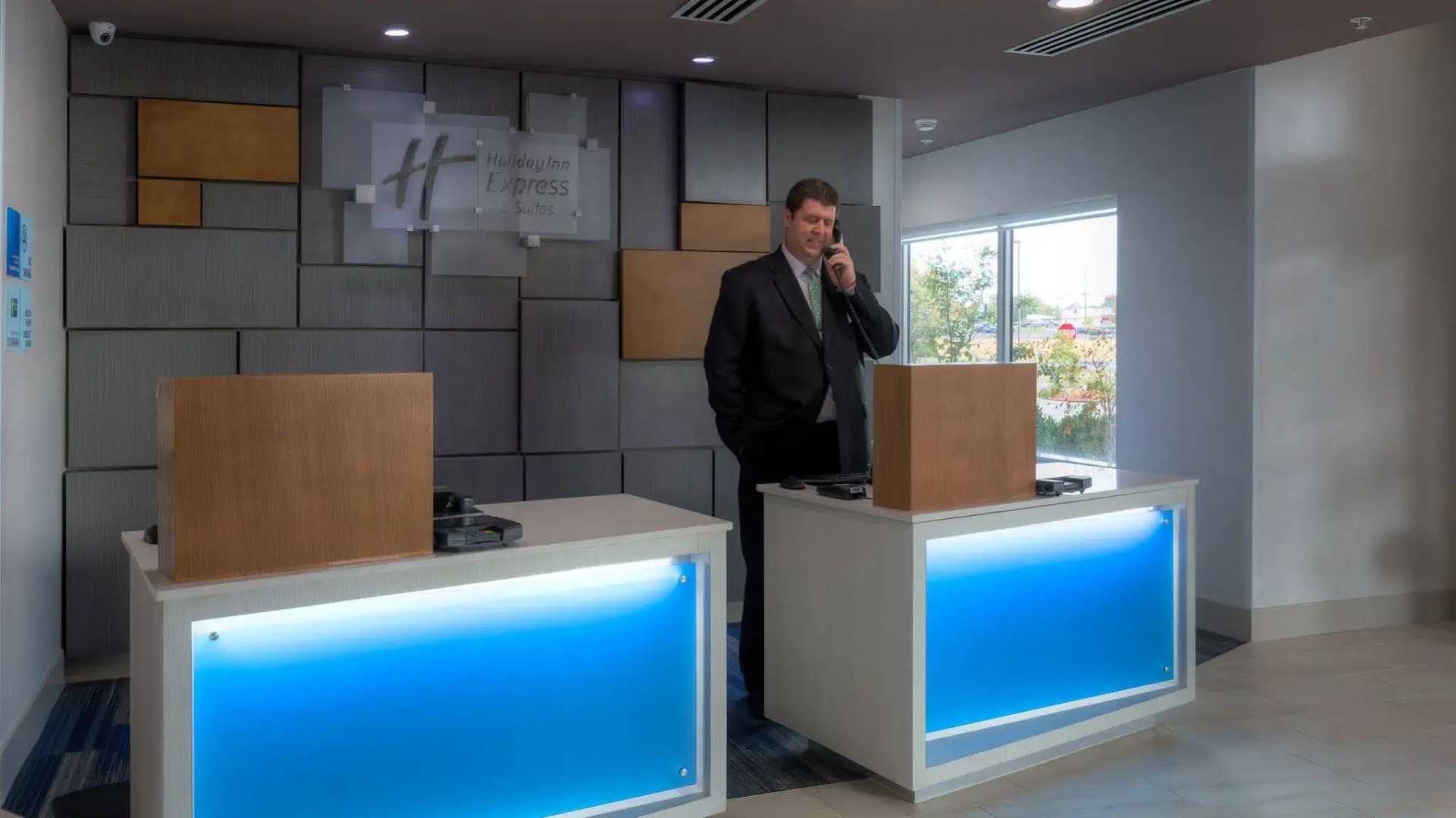 Holiday Inn Express & Suites Tulsa Midtown by IHG