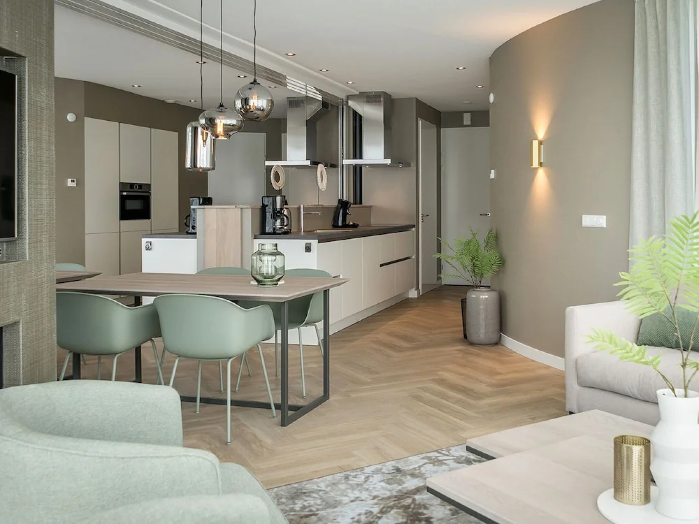 Detached Luxury Villa With Four Bathrooms Near the Sea