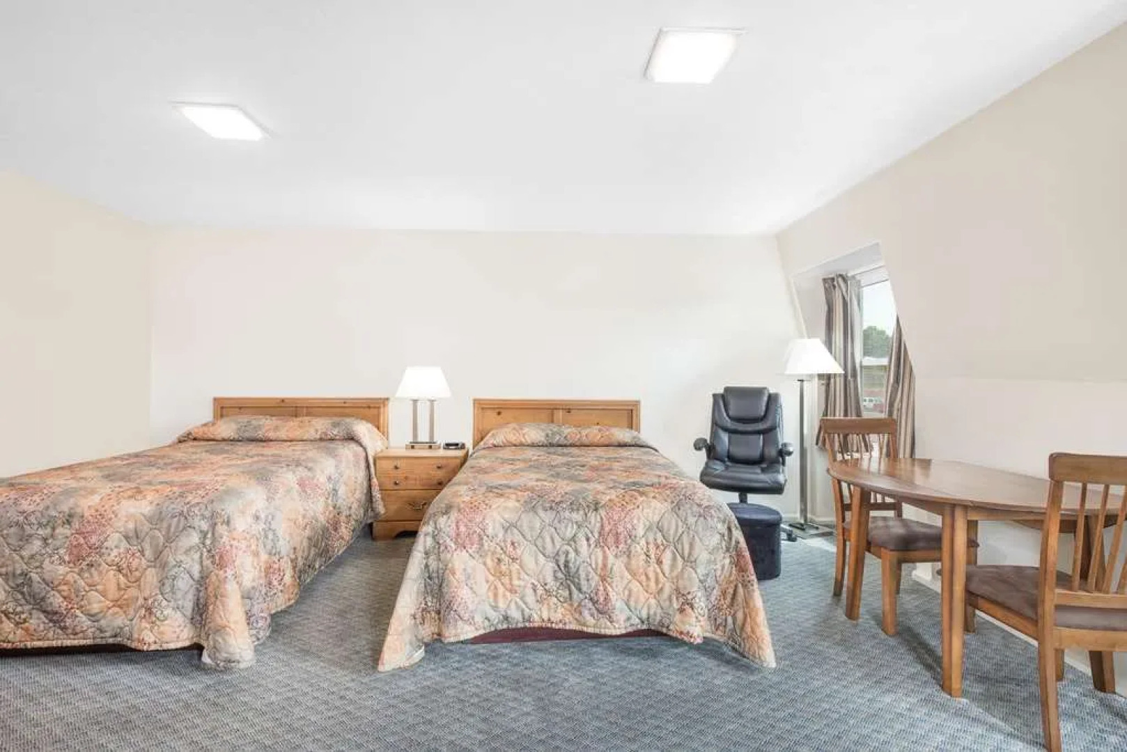 Knights Inn New Philadelphia