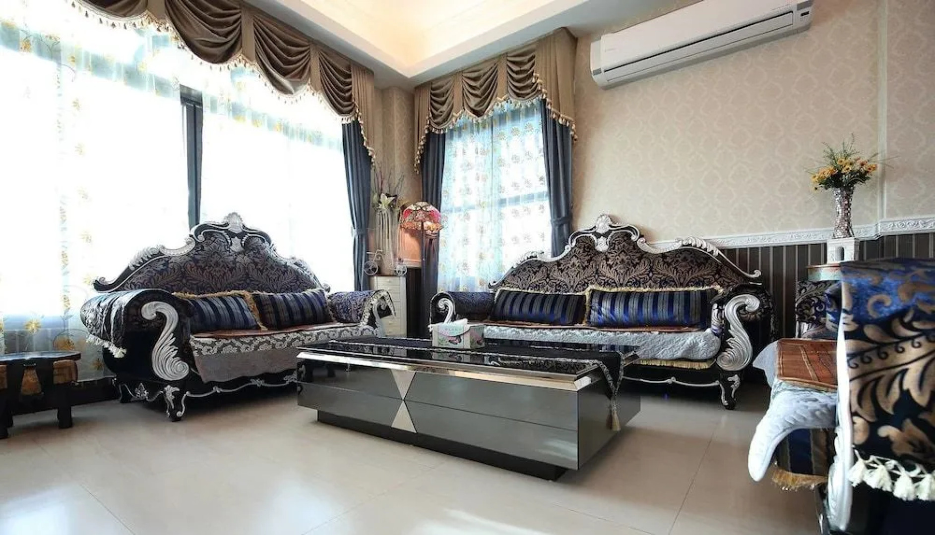 Textile Girl Romantic Homestay