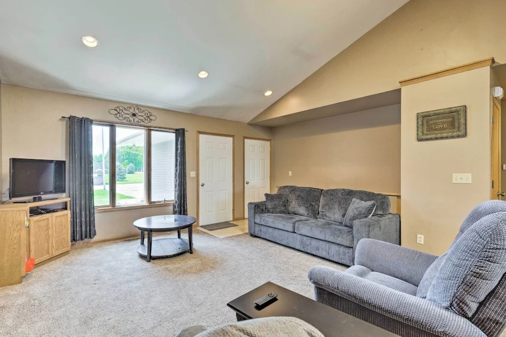 Elwood Townhome w/ Patio - 7 Mi to Johnson Lake