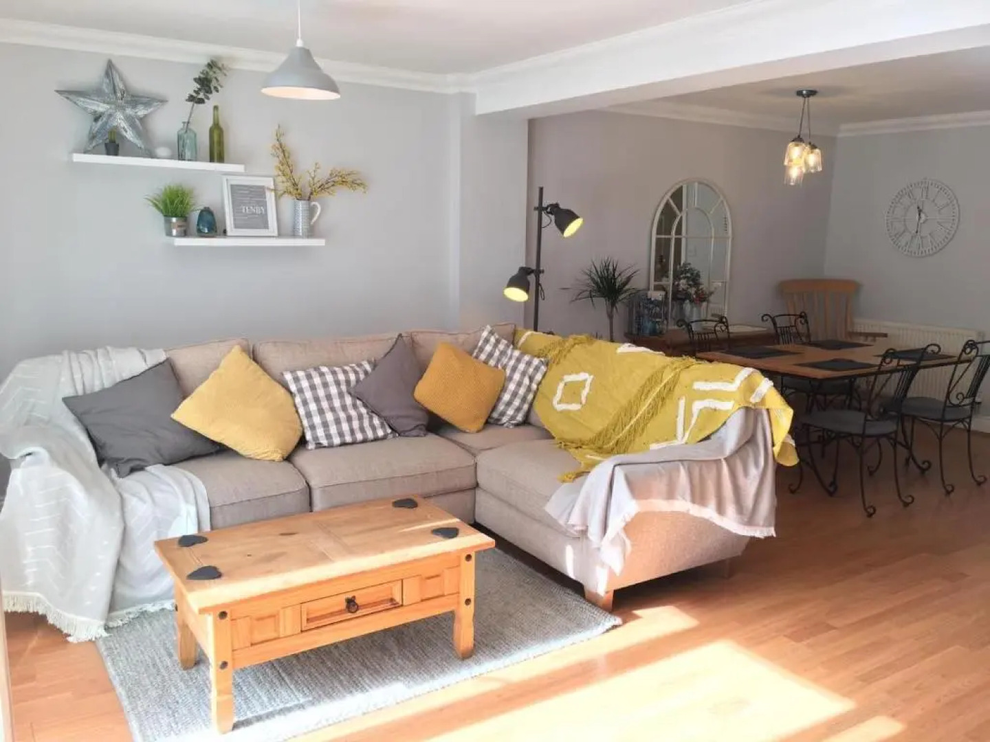 Apartment with Swimming Pool