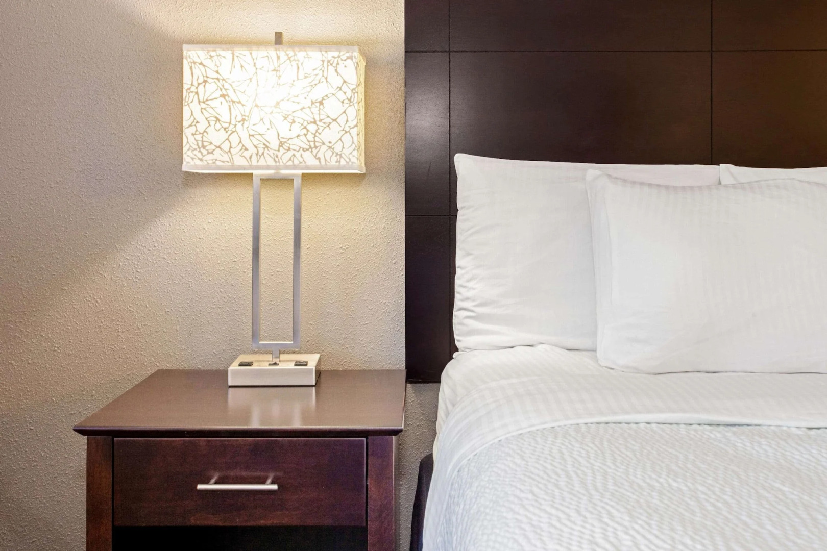 La Quinta Inn And Suites Milwaukee Delafield