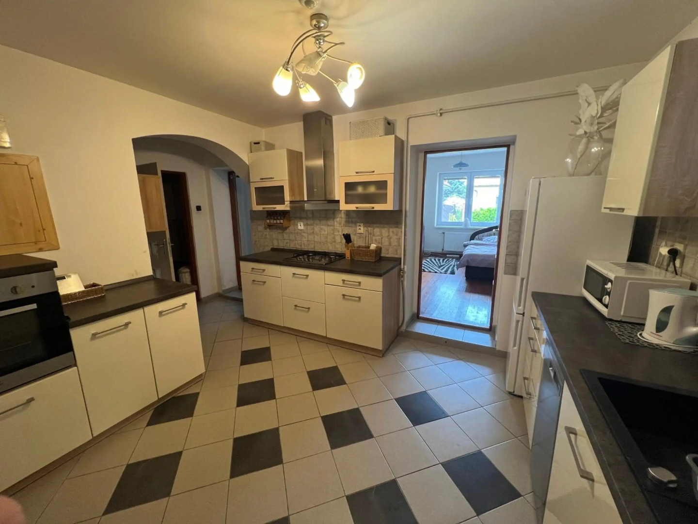 Priestranný dom v tichej časti mesta Levice.