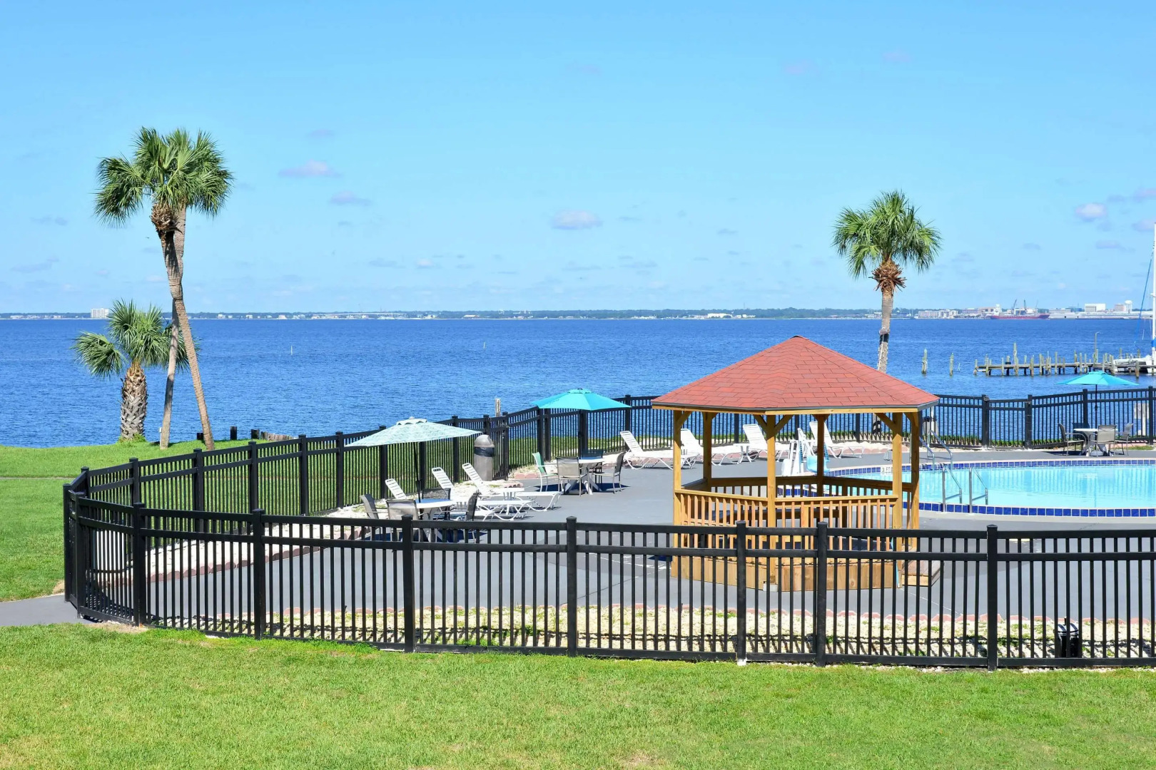 Quality Inn & Suites Gulf Breeze Bayside near Pensacola Beach