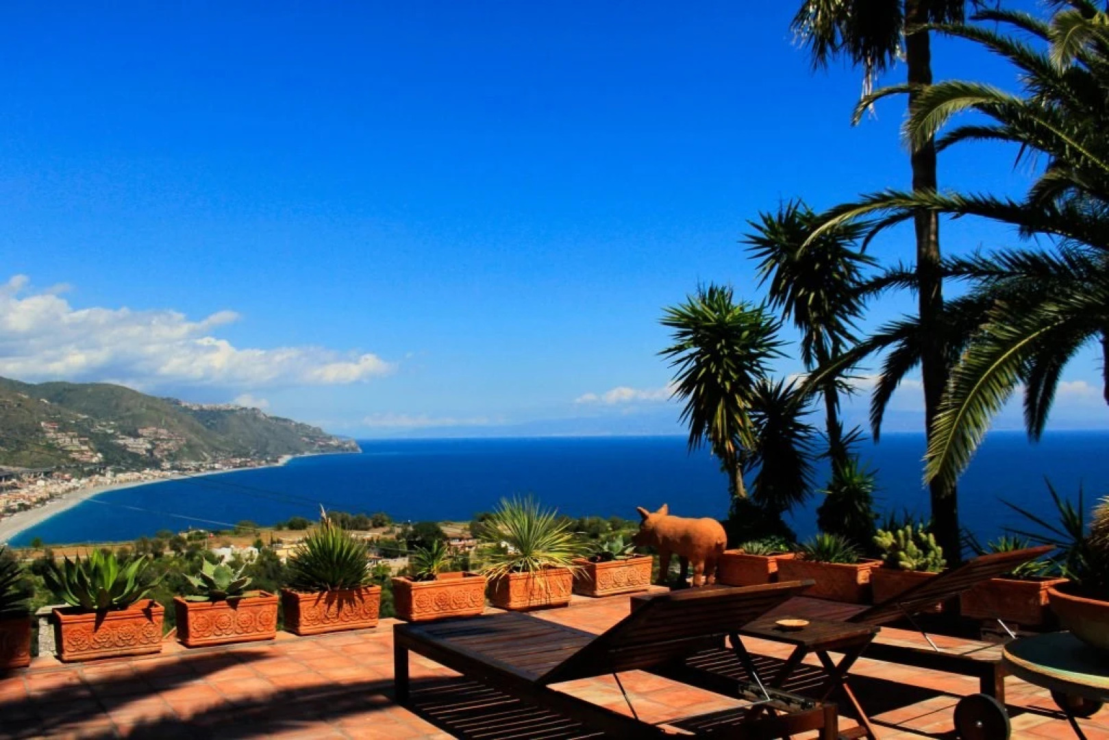 VILLA LOU Panoramic Suite and Apartment