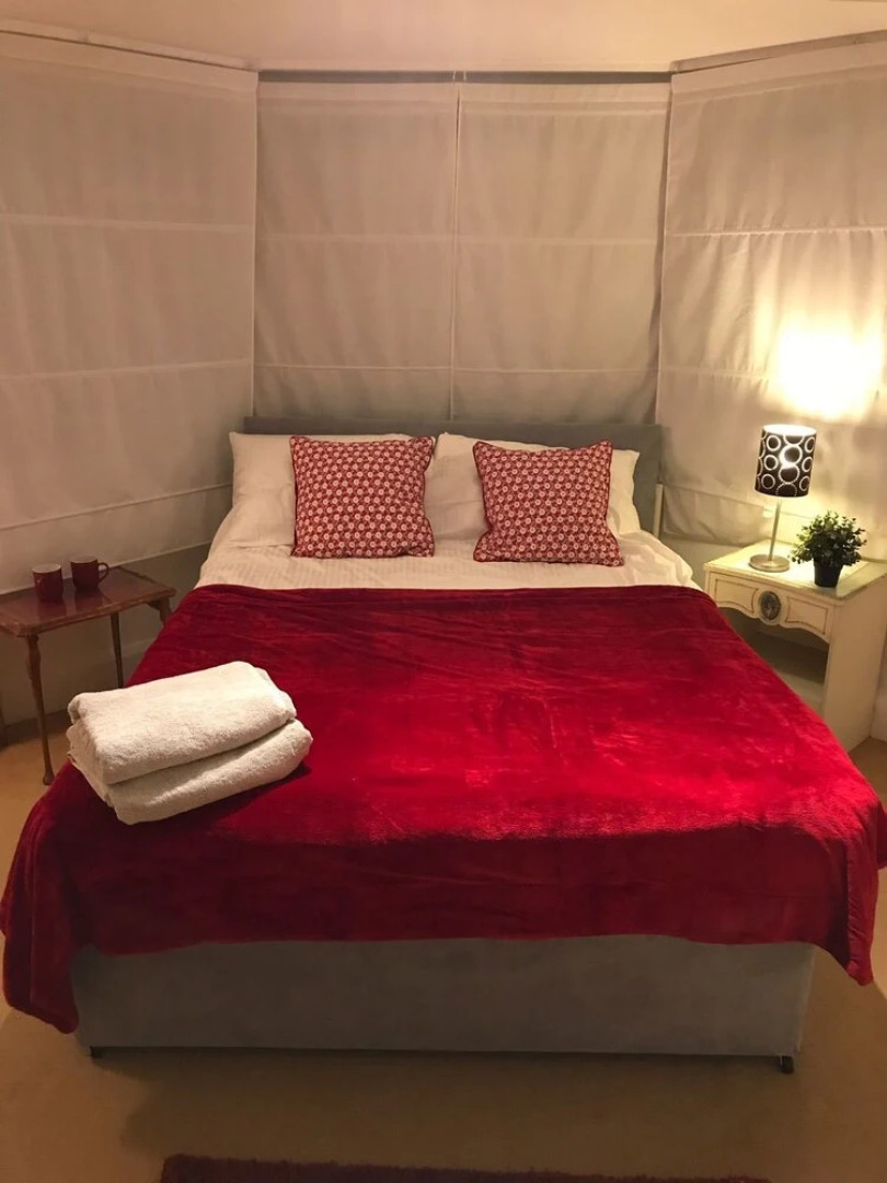 6 Bedroom Detached House