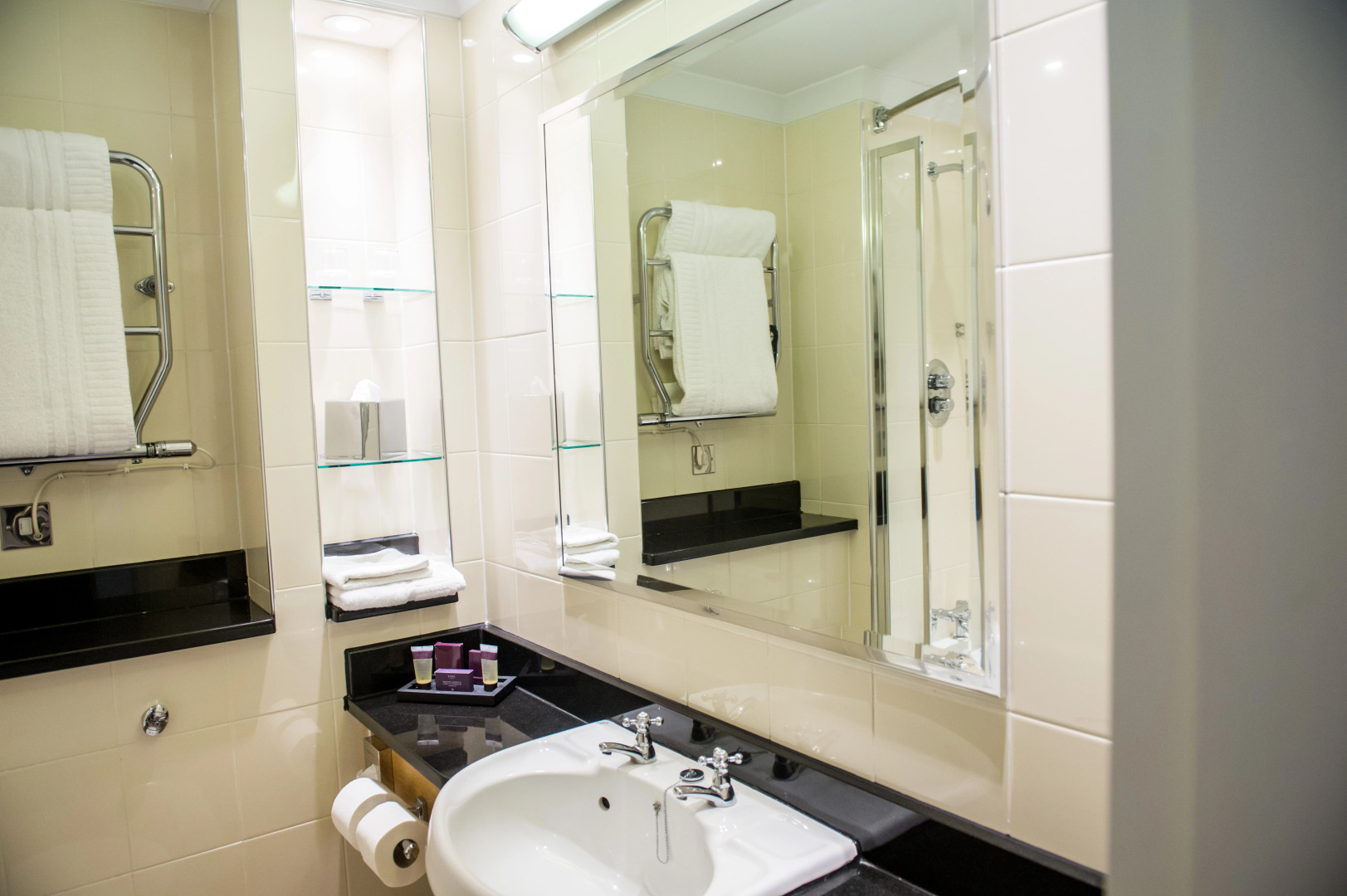 North Lakes Hotel And Spa