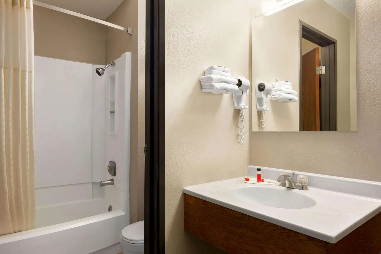 Super 8 by Wyndham Hannibal