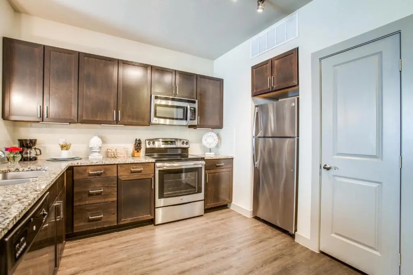 Convenient Location Warm and Cozy Apartment