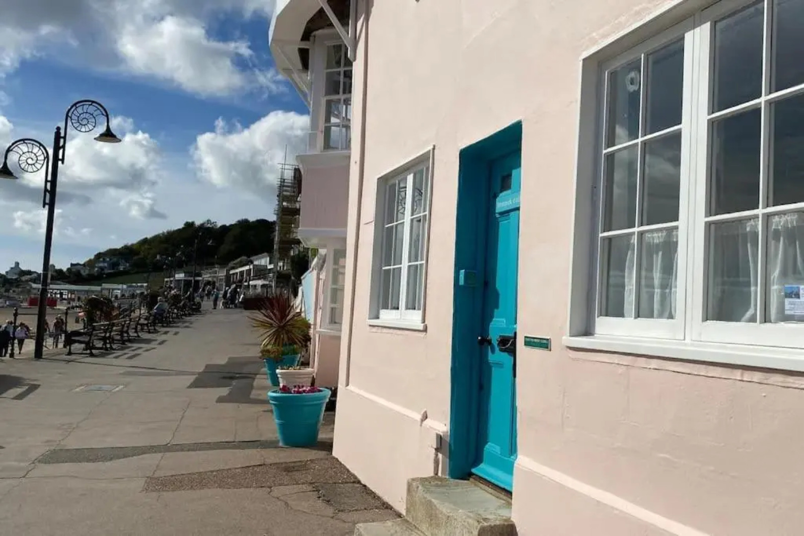 Benwick Cottage - Beachfront Thatched Cottage set on the marine parade with absolutely spectacular Sea views! Sleeps 4