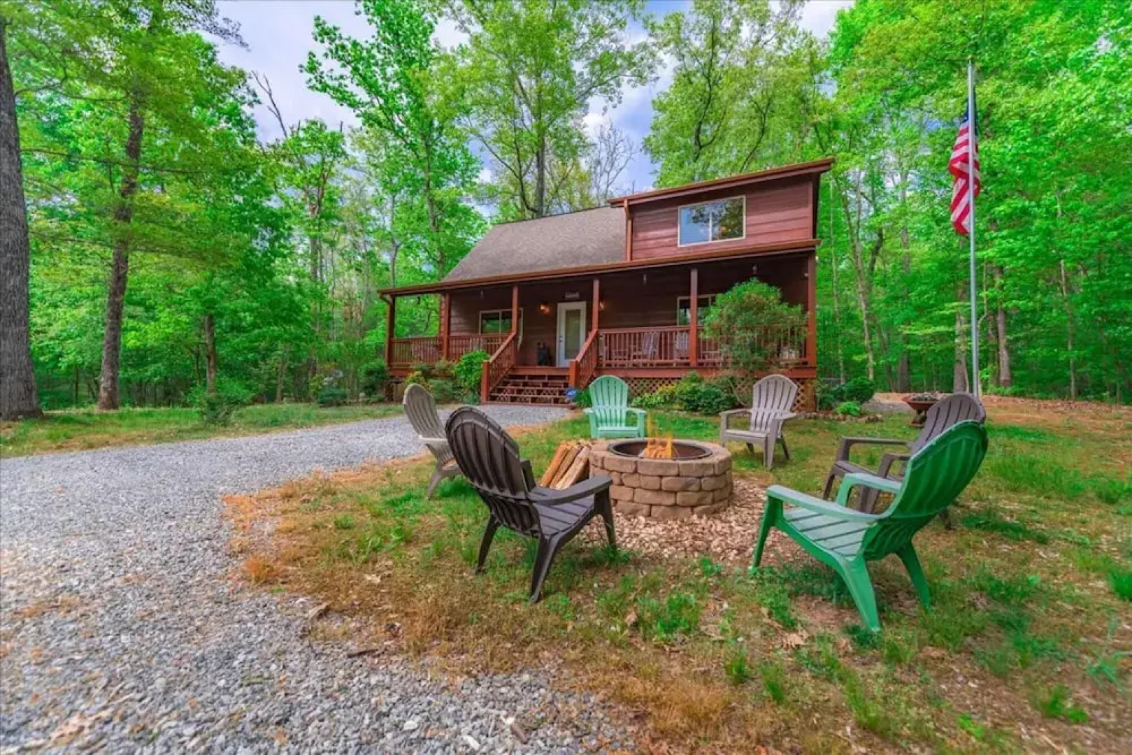 Firefly-pristine Mountain Cabin With hot tub Screened Porch Fire pit Wifi