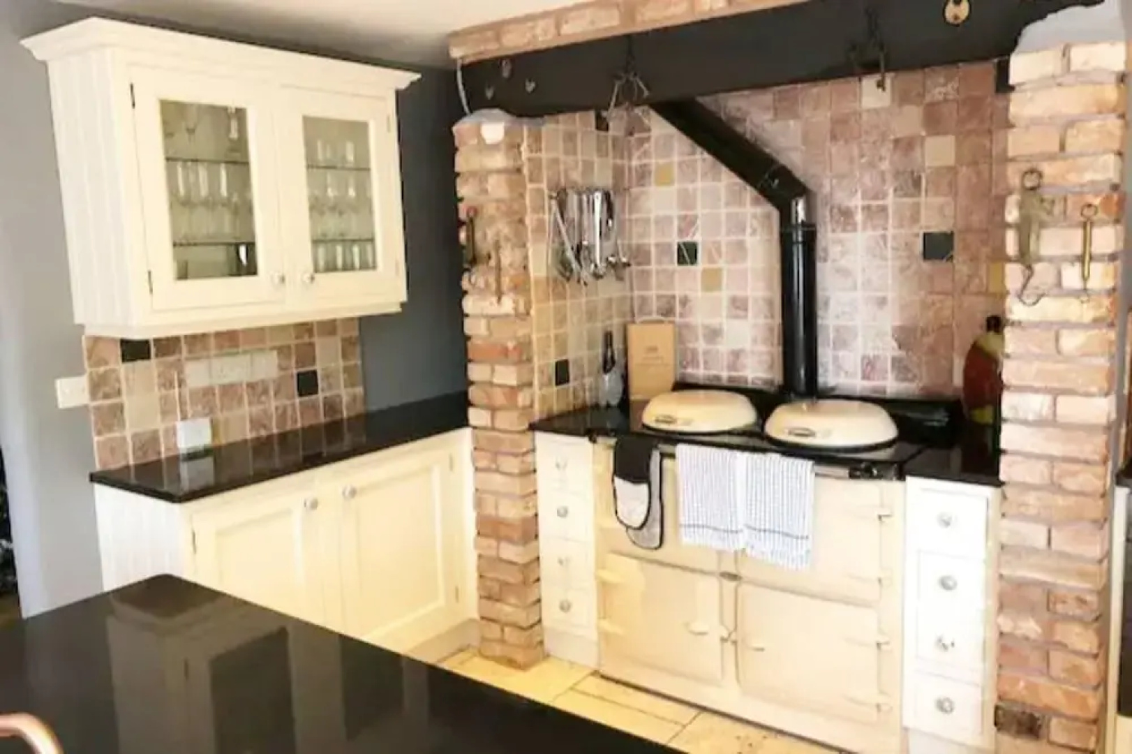 5-bed Home - Sleeps 12, Pool, Garden & Play Area