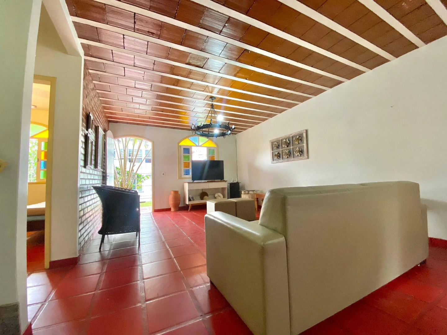 Casa 5 quartos, ampla, a 100 metros da praia. Amigos e família são bem vindos a essa casa. Venha viver momentos inesquecíveis aqui.