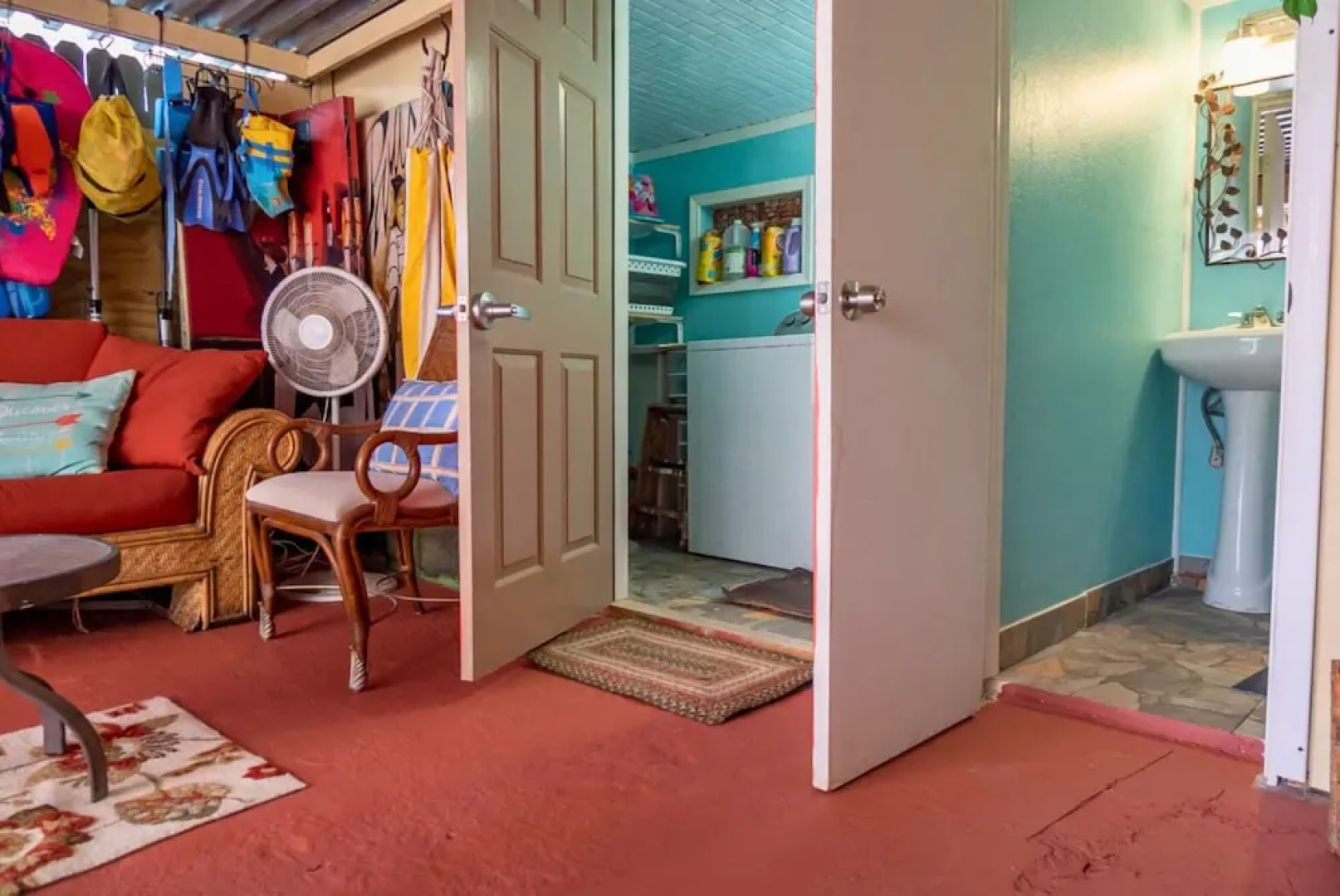 The Secret Garden - The Cottage Near Beach, Shops, Restaurants, Pet Friendly, Close to Lucerne Ave!
