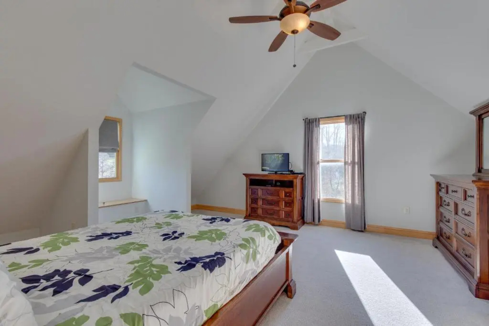 Orchard Hideaway, 3 Bedrooms, Fireplace, WiFi, Gas Grill, Sleeps 6