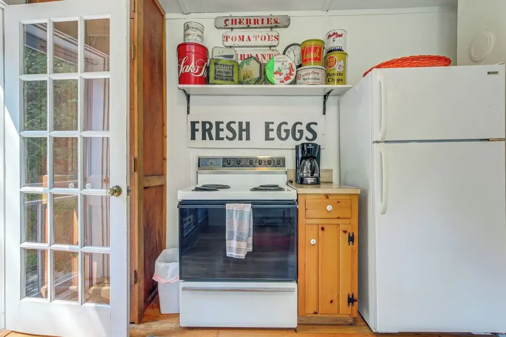 Baileys Harbor Cottage w/ Dock: Steps to Lake!