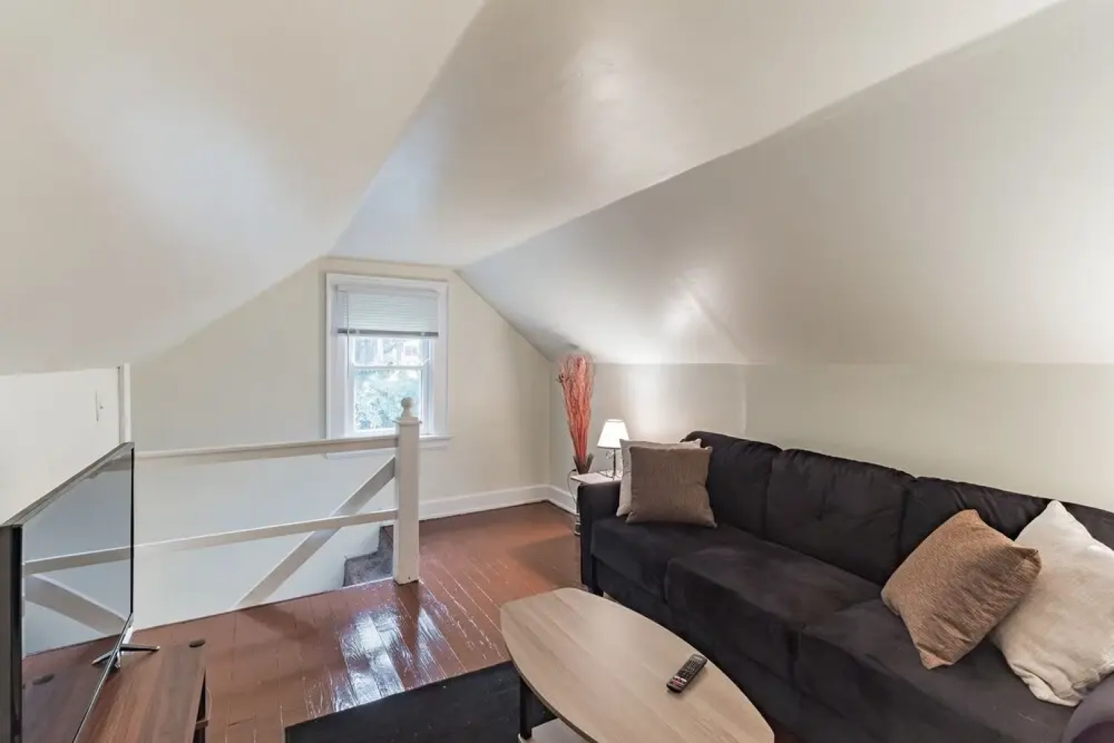 Centrally Located Apt Near Uc, Hospital And Zoo! 1 Bedroom Apts by Redawning
