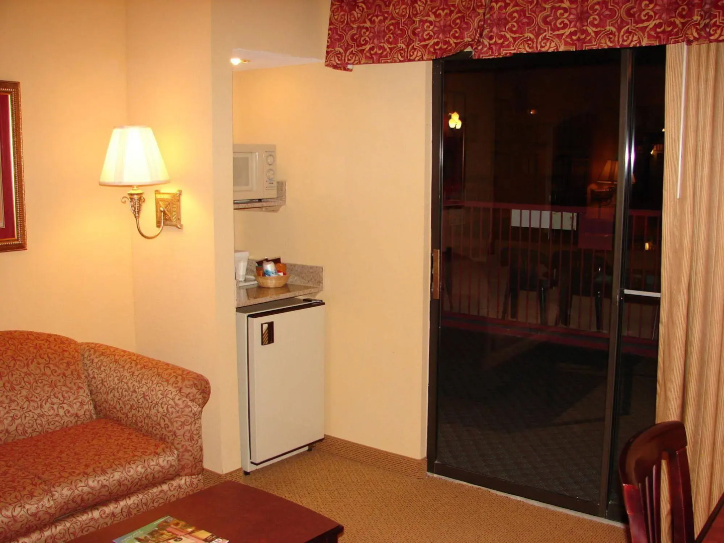 Econo Lodge Inn & Suites