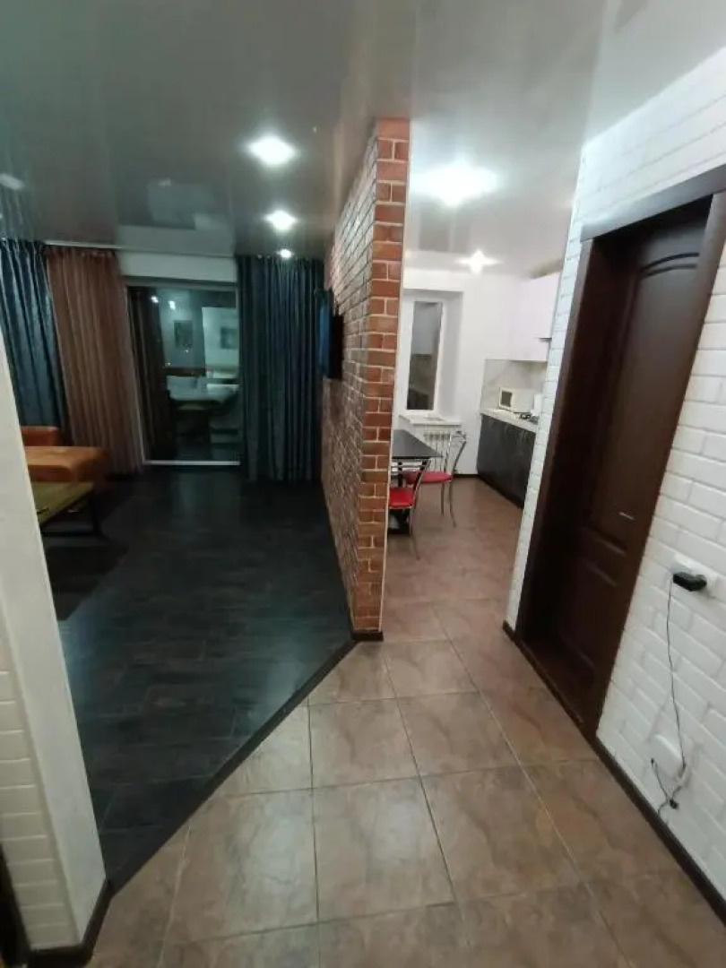 Ujutnaja i prostornaja kvartira v 50 metrah ot gorodskogo parka