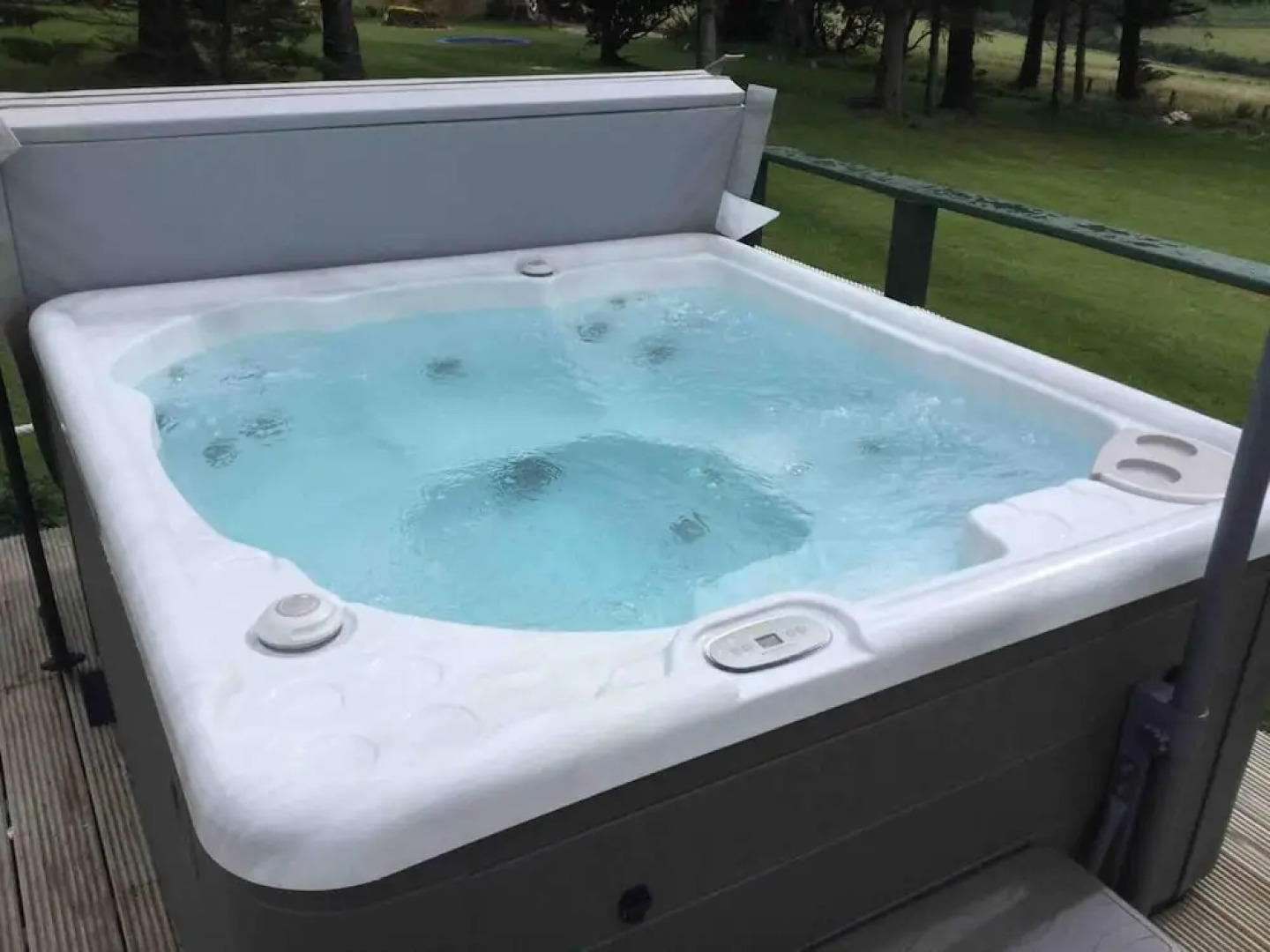 Green Yurt With Hot Tub - Sleeps 3, Parking & Wifi