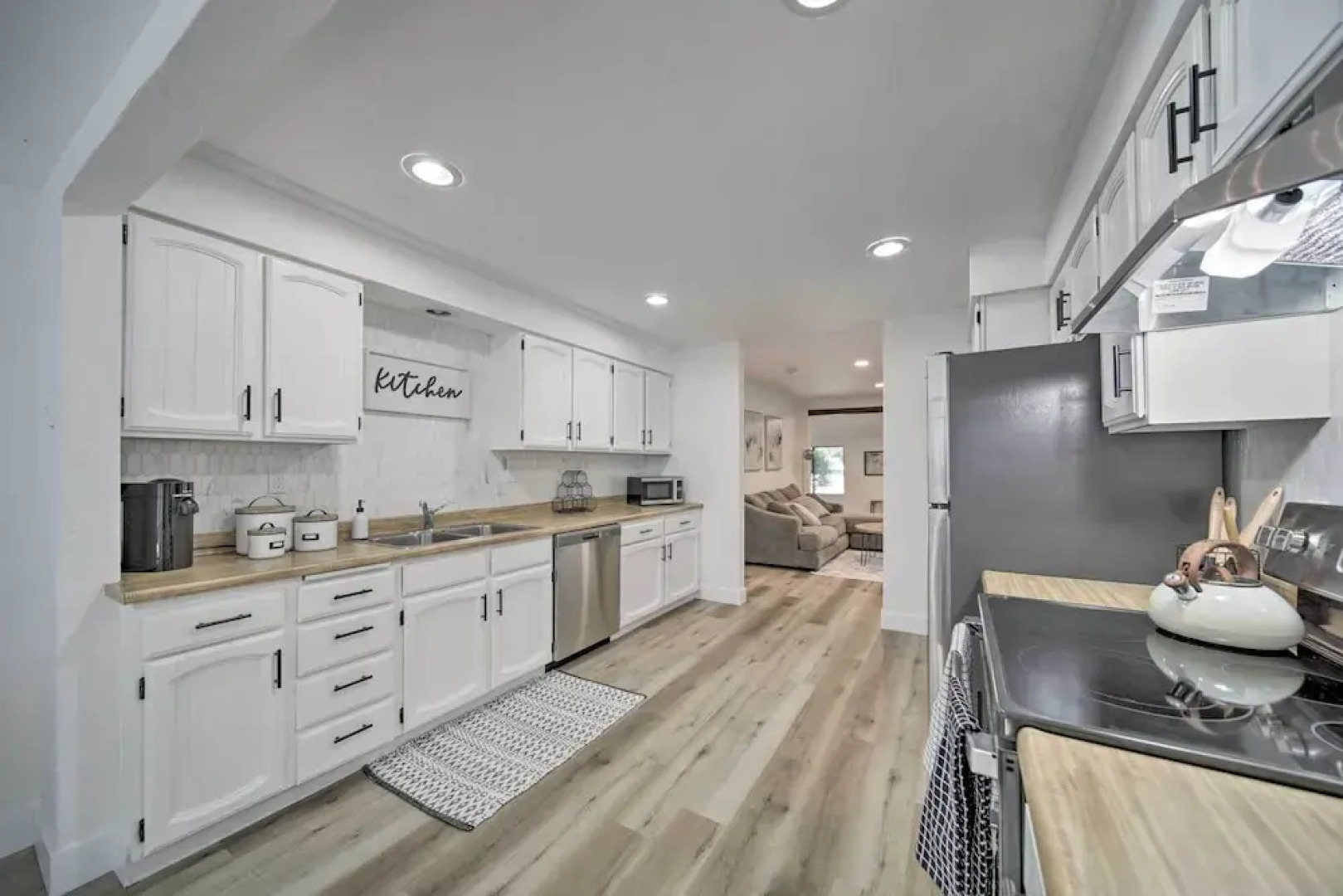 Bright & Airy Liberty Lake Abode w/ Backyard!