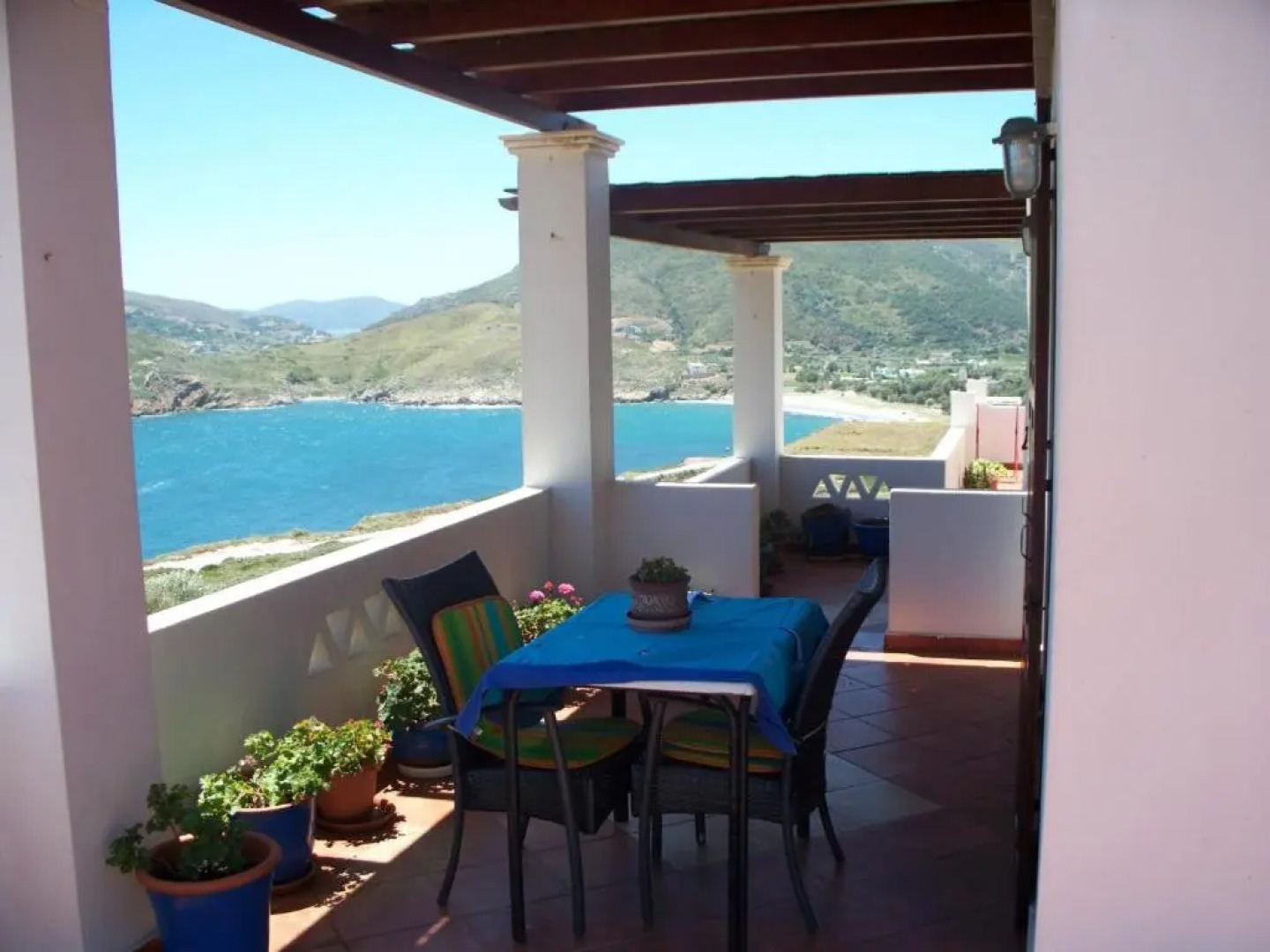 LALAROUS Studios & Apartments