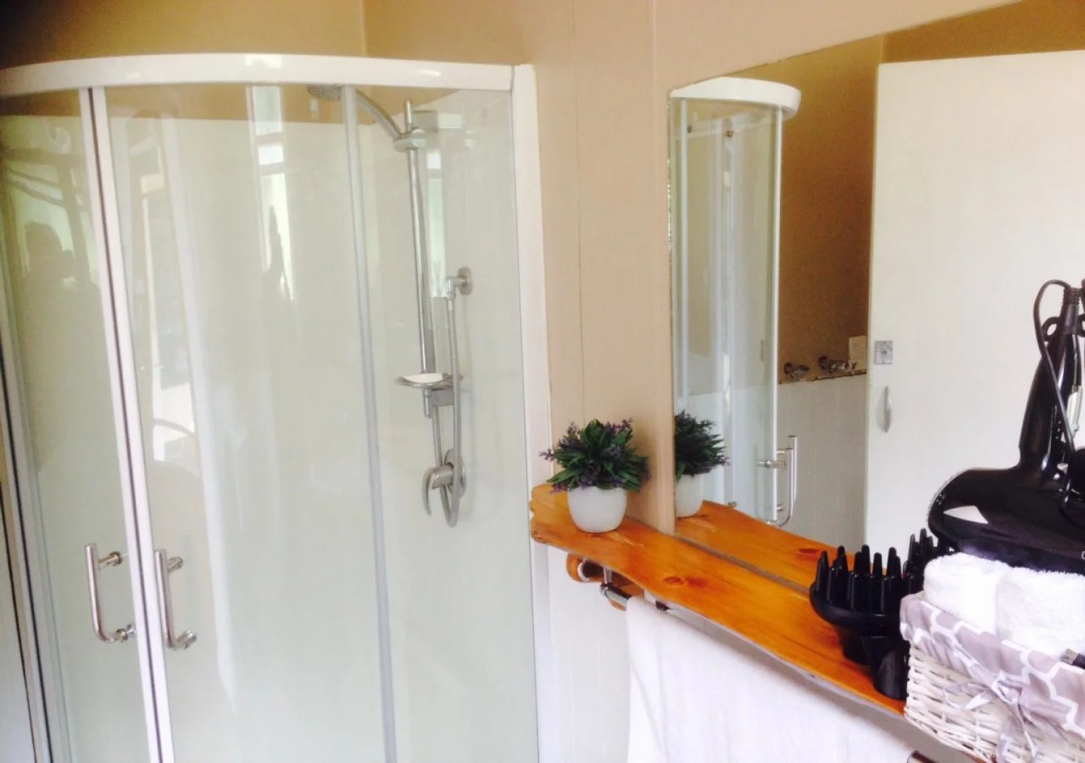 Snowy Waters Lodge & Tours